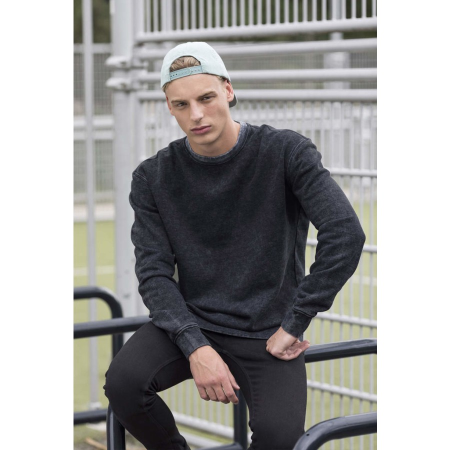 Unisex Washed Tour Sweat – Bild 2